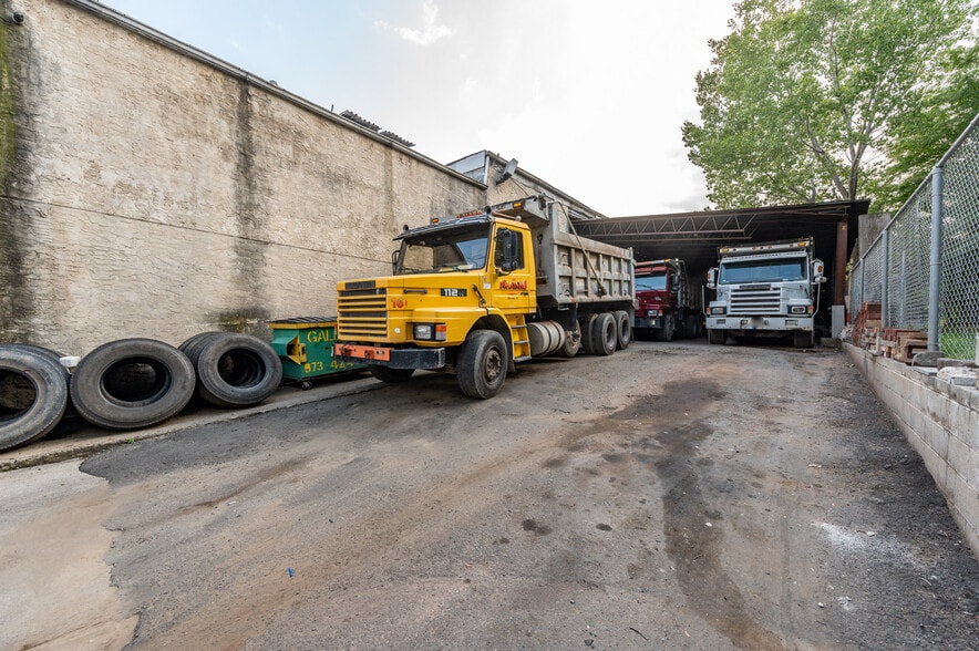 More Photos Of 335-337 E Jersey St, Elizabeth Distribution For Sale