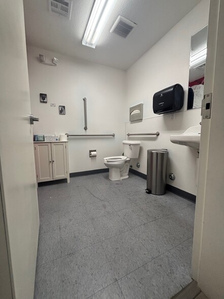 More Photos Of 1027 S Main St, Las Vegas Office For Lease