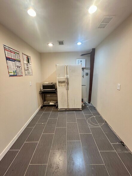 More Photos Of 2300 Grand Blvd, Holiday Flex For Sale