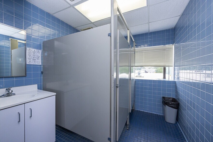 More Photos Of 99 Newbold Rd, Fairless Hills Warehouse For Lease