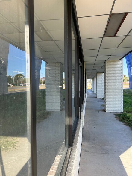 More Photos Of 60 Macarthur Dr, Alexandria Freestanding For Lease