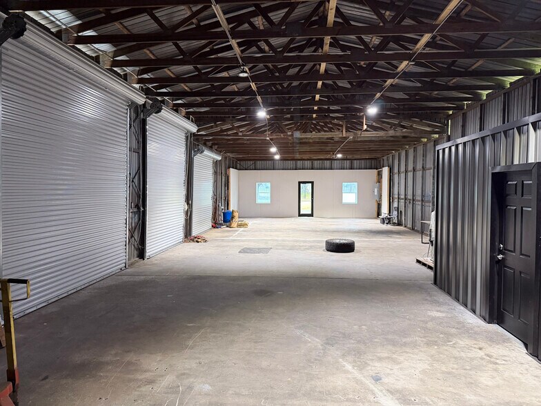 More Photos Of 301 Charlie Griffin Rd, Plant City Flex For Lease