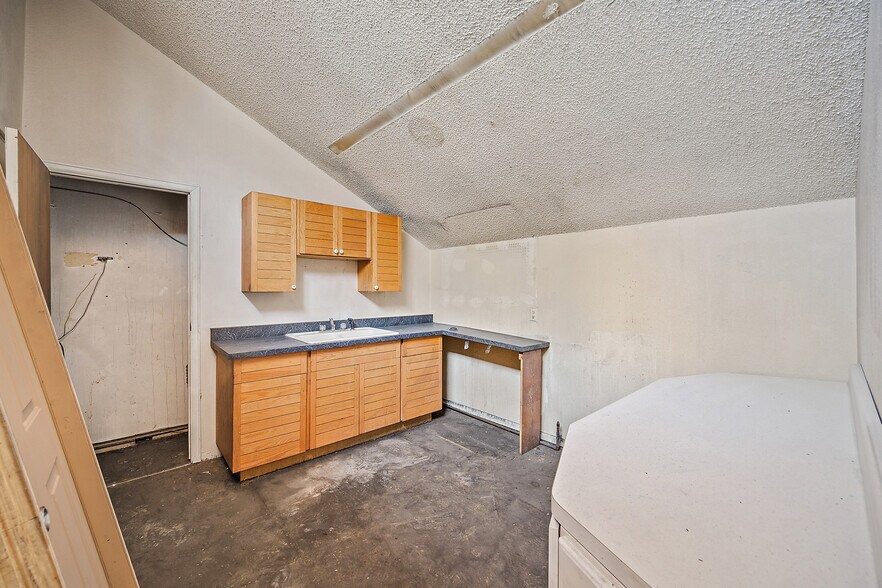 More Photos Of 18 1/2 Swope Ave, Colorado Springs Light Distribution For Sale