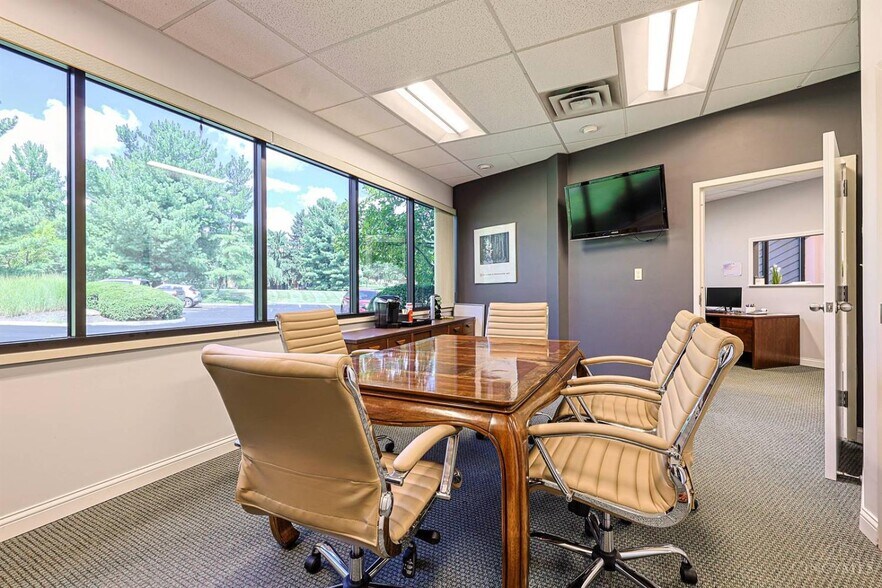 More Photos Of 5630 Bridgetown Rd, Cincinnati Office For Sale
