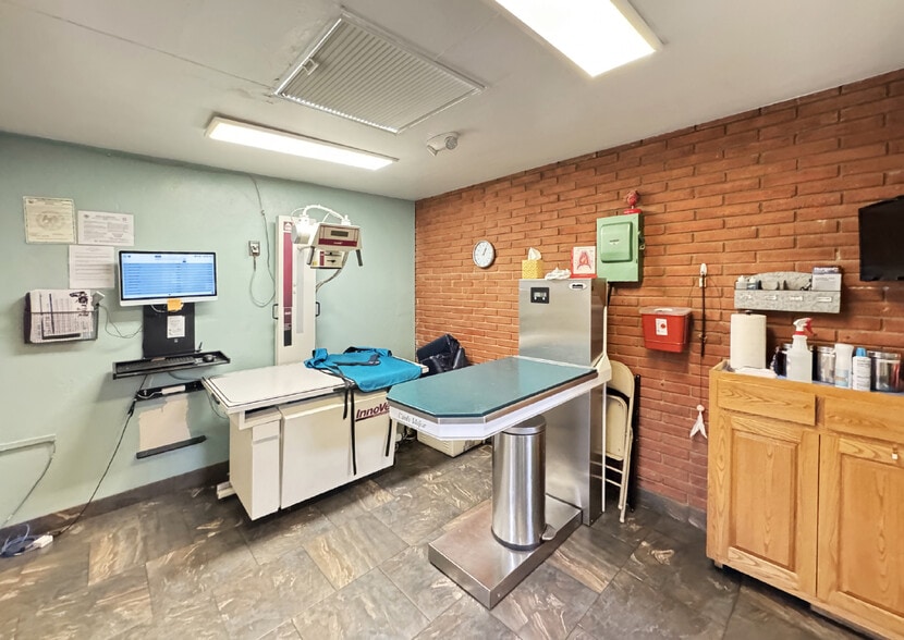 More Photos Of 8914 Menaul Blvd NE, Albuquerque Veterinarian Kennel For Sale