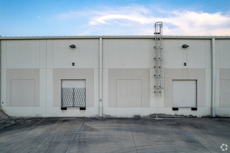 More Photos Of 6508 Tri-County Pky, Schertz Warehouse For Lease