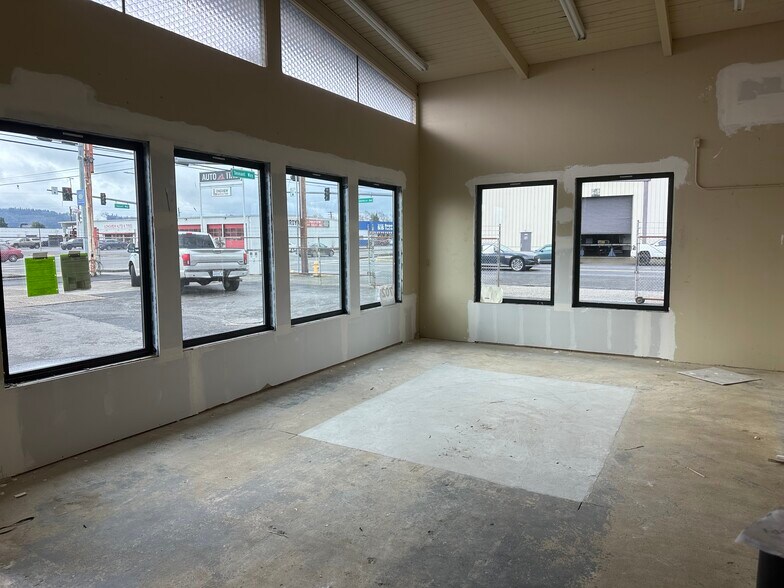 More Photos Of 702 Commerce Ave, Longview Storefront Retail Office For Lease