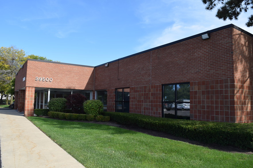 Primary Photo Of 39500 W Ten Mile Rd, Novi Medical For Lease