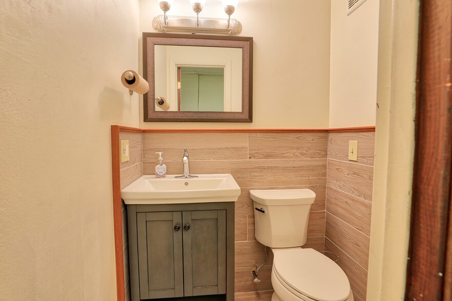 More Photos Of 584 Meadow St, Agawam Medical For Lease