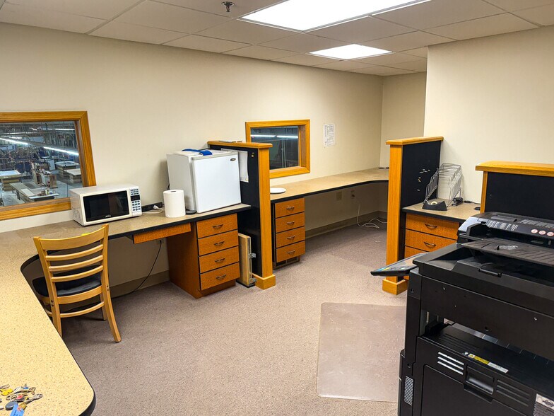 More Photos Of 1674 N Industrial Ave, Ottawa Manufacturing For Sale