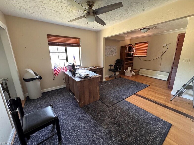 More Photos Of 1825 Washburn Ave, Naples Showroom For Lease