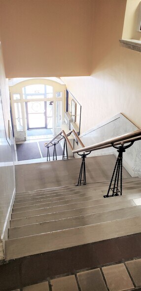 More Photos Of 405-407 SE Central Ave, Minneapolis Office For Lease