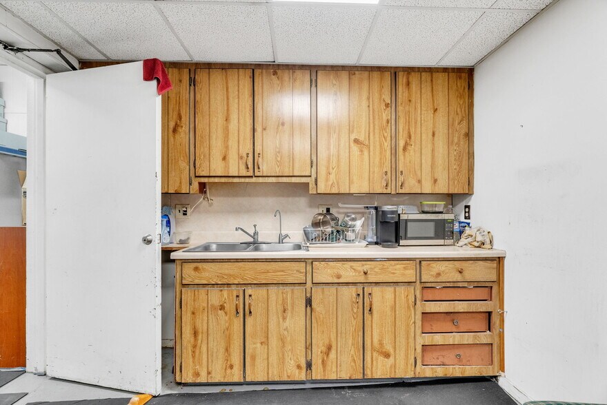 More Photos Of 1475 S Newburgh Rd, Westland Light Distribution For Sale