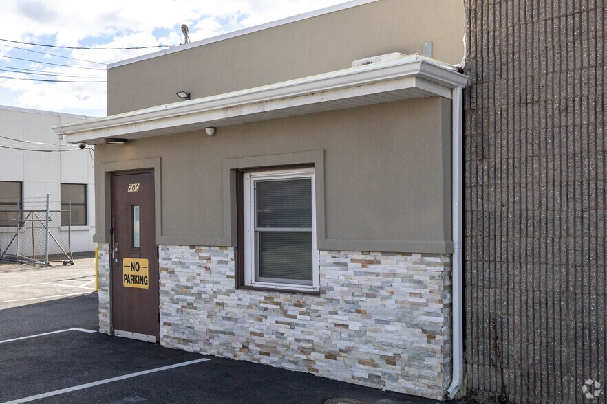 More Photos Of 700 Summa Ave, Westbury Distribution For Sale