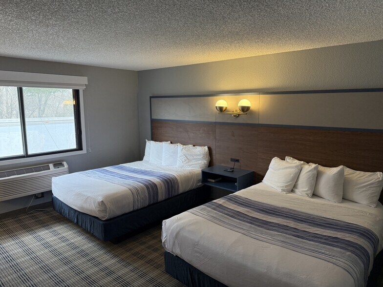 More Photos Of 11 E South Ave, Chippewa Falls Hotel For Sale