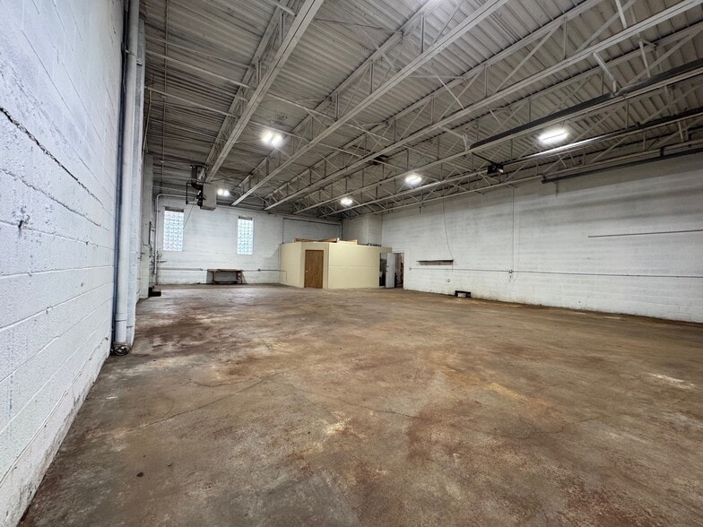 More Photos Of 1035-1037 Rosemary Blvd, Akron Light Manufacturing For Lease