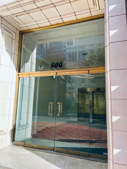 More Photos Of 800-818 SW Broadway, Portland Office For Sale