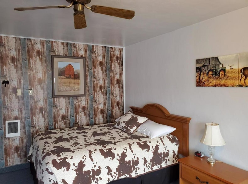 More Photos Of 787 N Central Blvd, Coquille Hotel For Sale