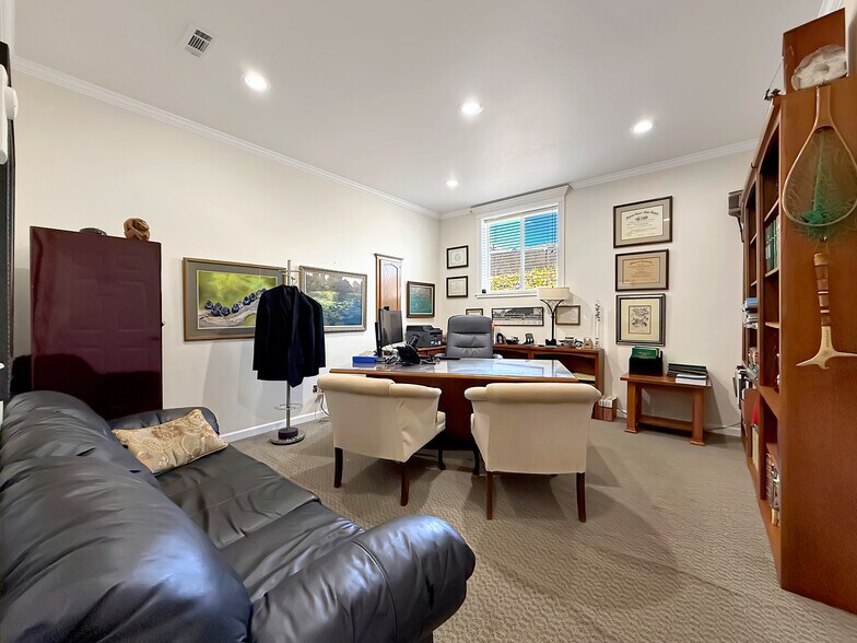 More Photos Of 624 Fleet St, Brookings Office For Sale
