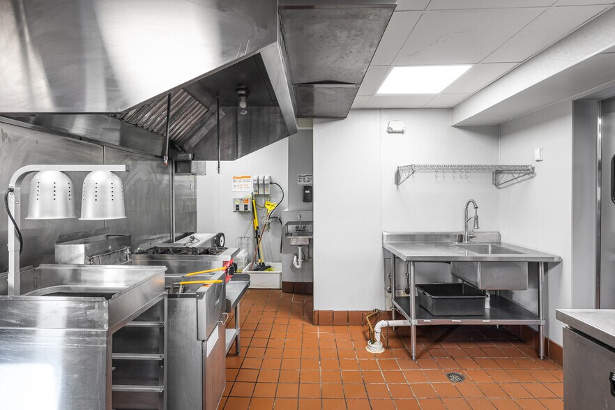 More Photos Of 9750 S Roberts Rd, Palos Hills Freestanding For Sale