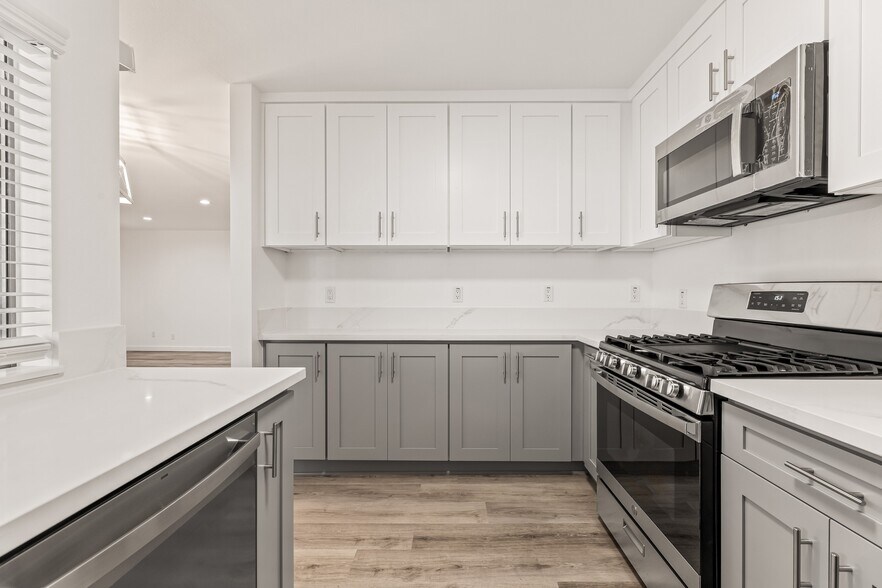 More Photos Of 7230 Franklin Ave, Los Angeles Apartments For Sale