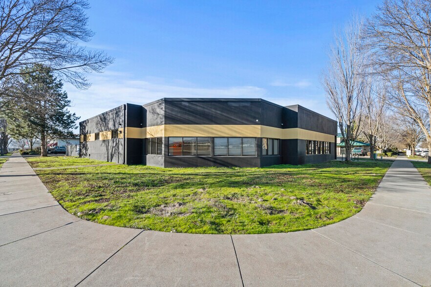 More Photos Of 4731 Industry Dr, Medford Light Manufacturing For Lease