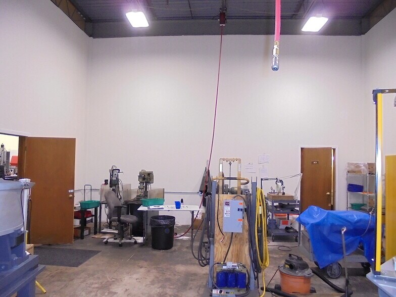 More Photos Of 256 Main St, East Windsor Research And Development For Lease