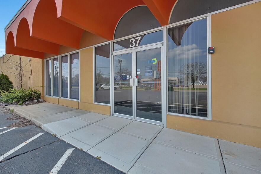 More Photos Of 37 Robinwood Ave, Whitehall Freestanding For Lease