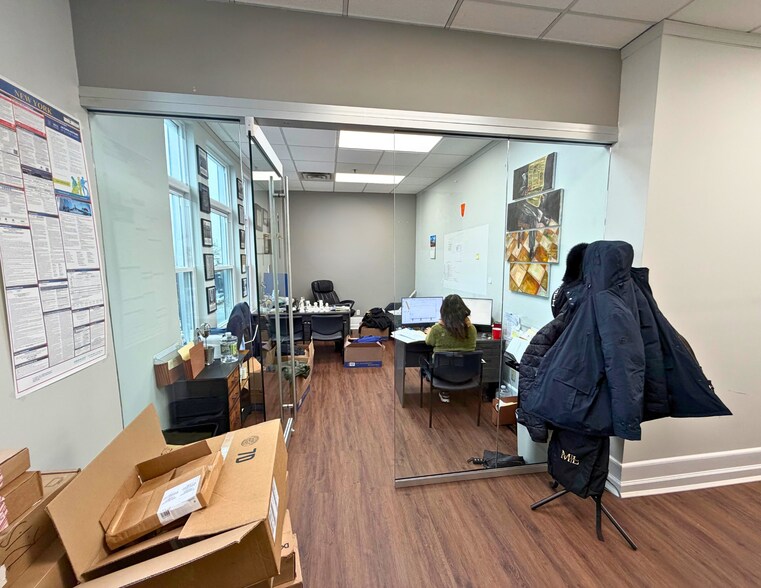 More Photos Of 4018 Bell Blvd, Bayside Office For Lease