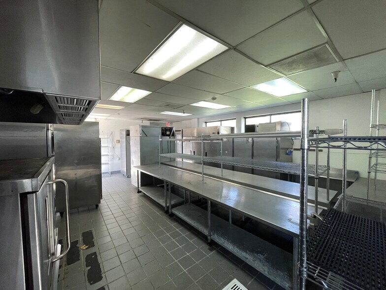 More Photos Of 5124 Bomber Ln, Mcclellan Flex For Lease