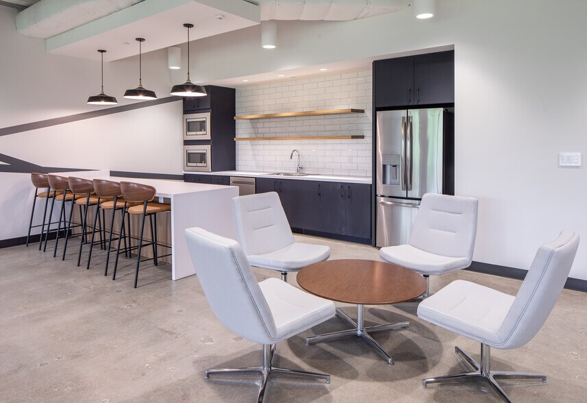 More Photos Of 2 Ravinia Dr, Atlanta Office For Lease