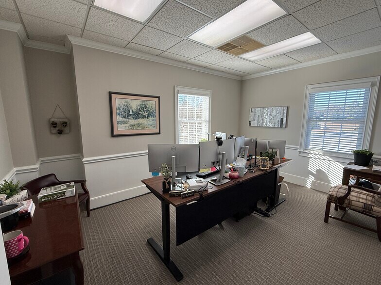 More Photos Of 150 N 9th St, West Columbia Office For Sale