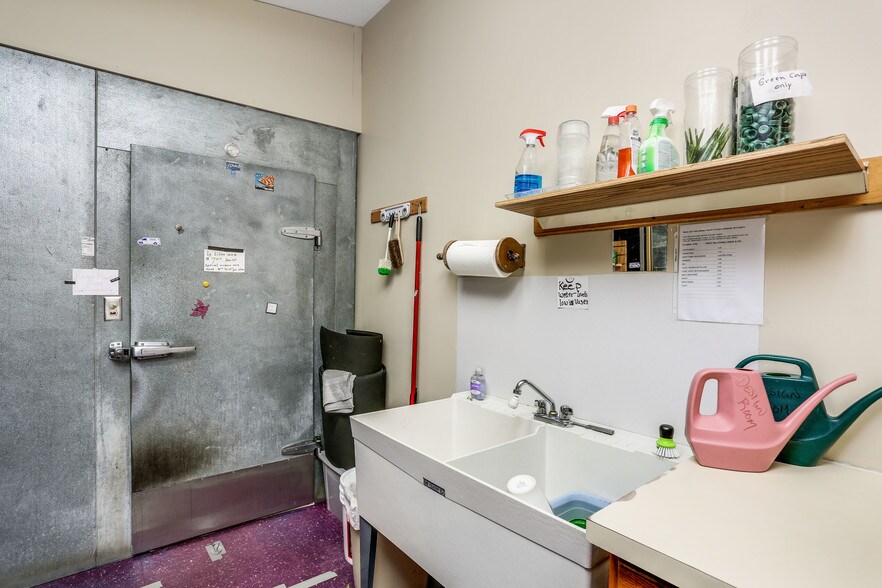 More Photos Of 1055 Laurence Ave, Jackson Freestanding For Sale