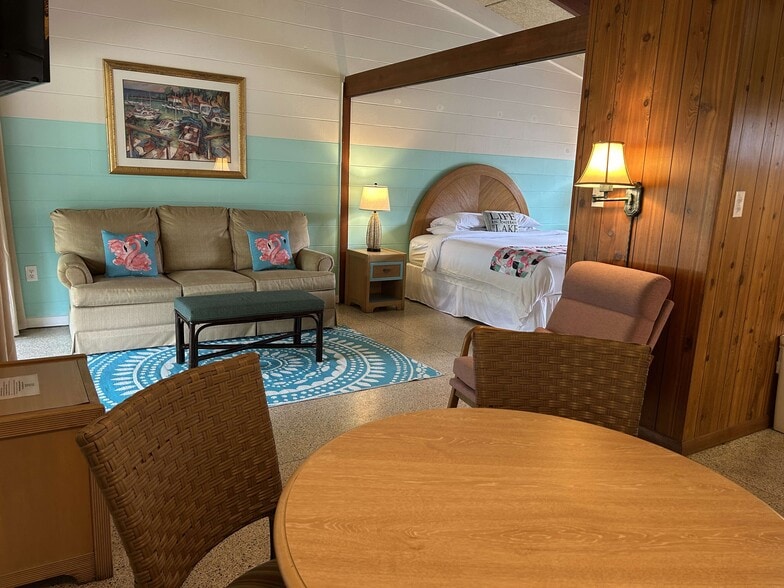 More Photos Of 1485 Lakeview Dr, Deland Hotel For Sale