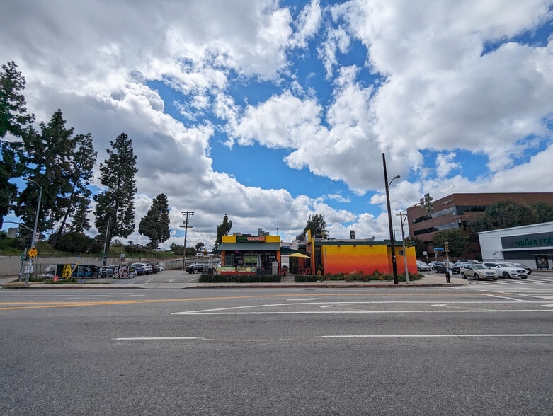 More Photos Of 12900 Riverside Dr, Sherman Oaks Restaurant For Lease