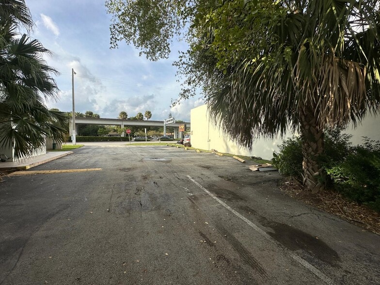More Photos Of 6380 S Dixie Hwy, South Miami Veterinarian Kennel For Sale