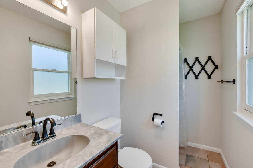 More Photos Of 16001 Awalt Dr, Austin Office For Sale