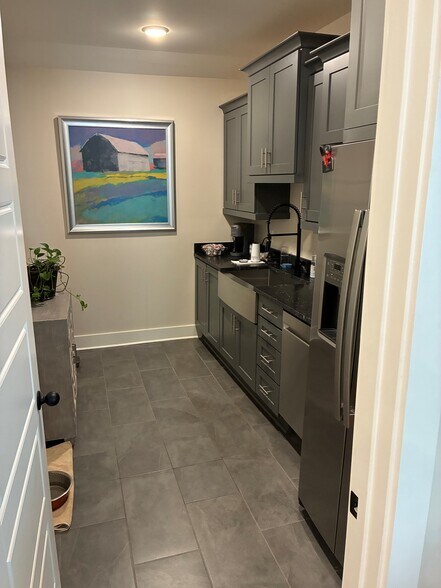 More Photos Of 981 S Cooper St, Memphis Freestanding For Sale