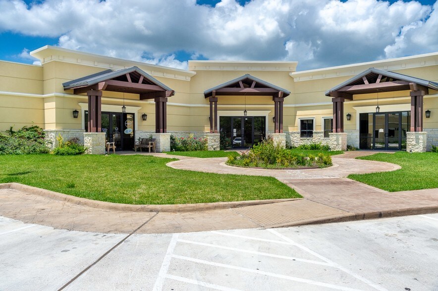 More Photos Of 106 Springwood Dr, Victoria Medical For Sale