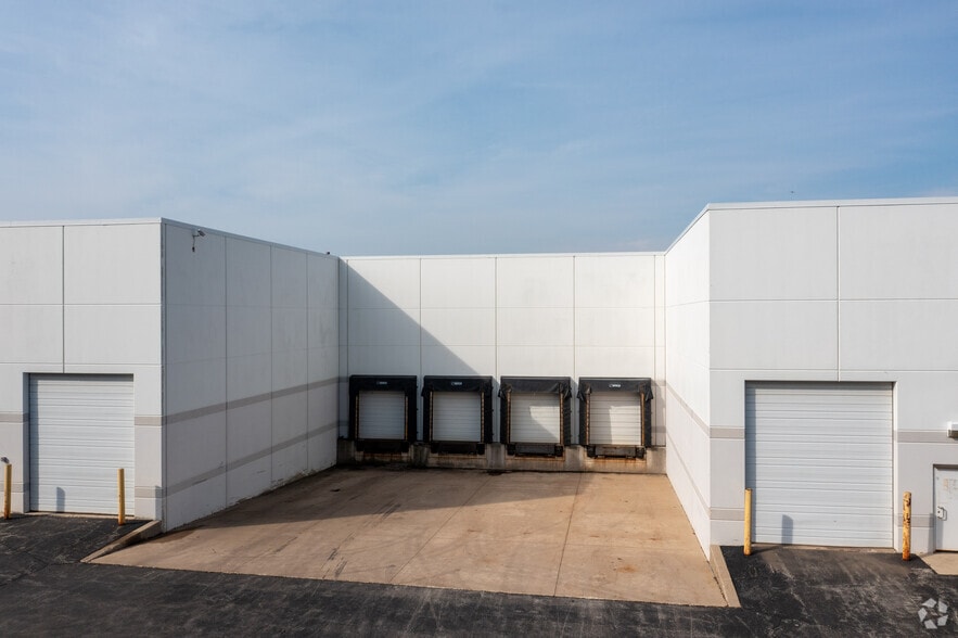 More Photos Of 4 Northpoint Ct, Bolingbrook Warehouse For Lease