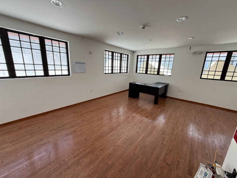 More Photos Of 909 Collins Ave, Miami Beach Restaurant For Sale