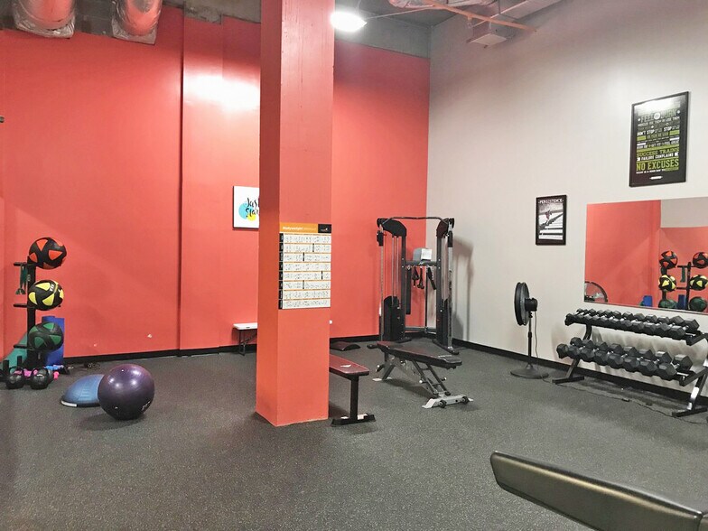 More Photos Of 851 S I-65 Service Rd, Mobile Office For Lease