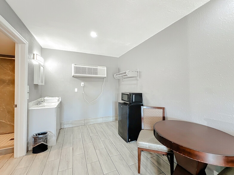 More Photos Of 307 E Vine St, Kissimmee Hotel For Sale