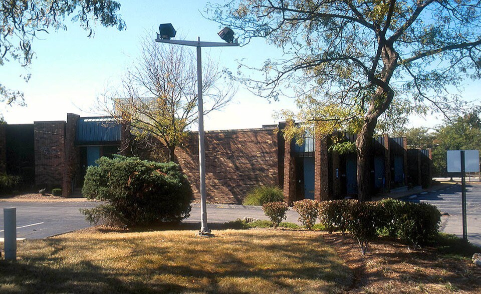 More Photos Of 8-20 Worthington Access Dr, Maryland Heights Flex For Lease