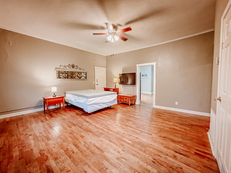 More Photos Of 10 S Silver St, Paola Office For Sale