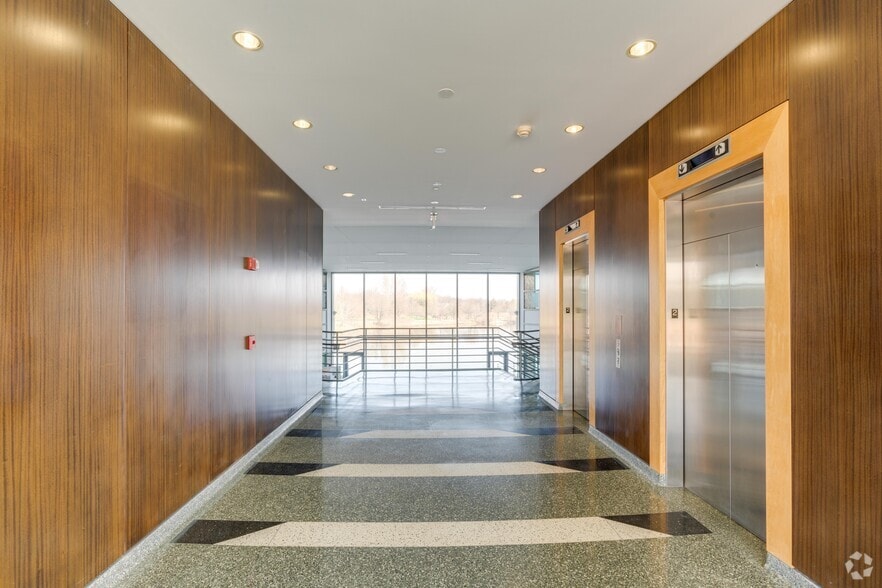 More Photos Of 2275 Cabot Dr, Lisle Office For Lease