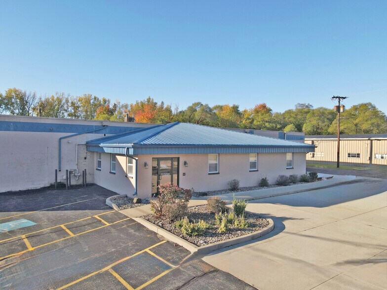 More Photos Of 2135 Industrial Pky, Elkhart Manufacturing For Sale