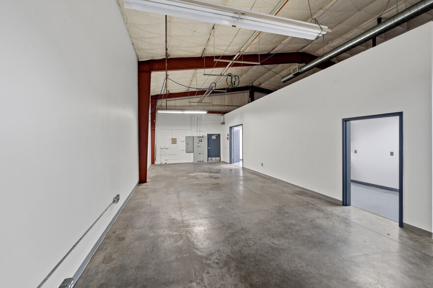 More Photos Of 13735 SW Galbreath Dr, Sherwood Warehouse For Lease