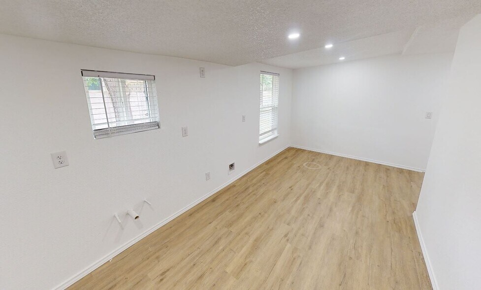 More Photos Of 2211 E 12th St, Austin General Retail For Lease