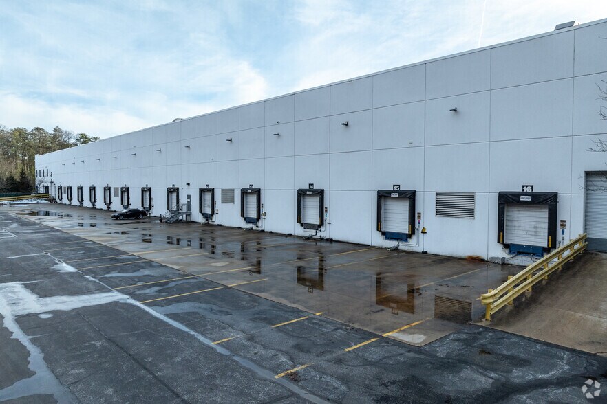 More Photos Of 1710 Crossroads Dr, Odenton Warehouse For Lease